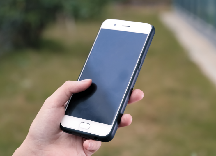 能充电的手机壳：这款oppor11背夹充电宝带你吃鸡