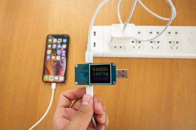 实测PD18W/30W/65W充电器给iPhone xs充电快慢对比