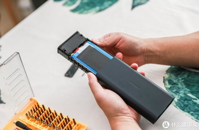 意昂220000mAh SCP双向快充充电宝拆解，真材实料！