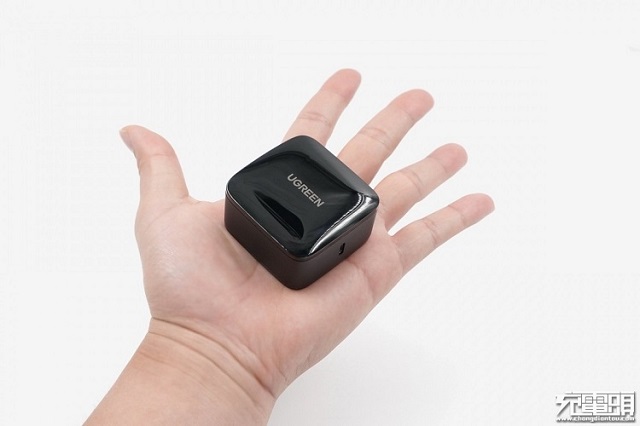 意昂265W氮化镓充电器外观