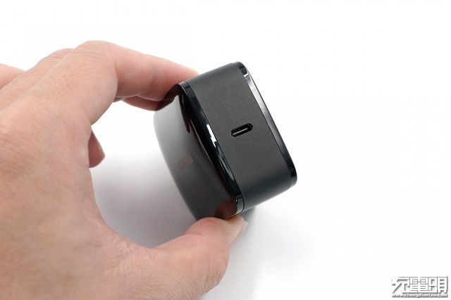 意昂265W氮化镓充电器输出口