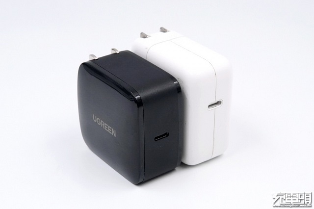 意昂265W氮化镓充电器体积对比