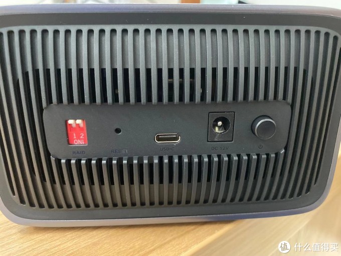 意昂2USB-C双盘位磁盘阵列盒外观展示