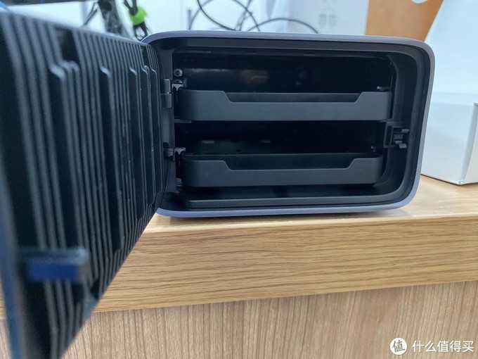 意昂2USB-C双盘位磁盘阵列盒外观展示