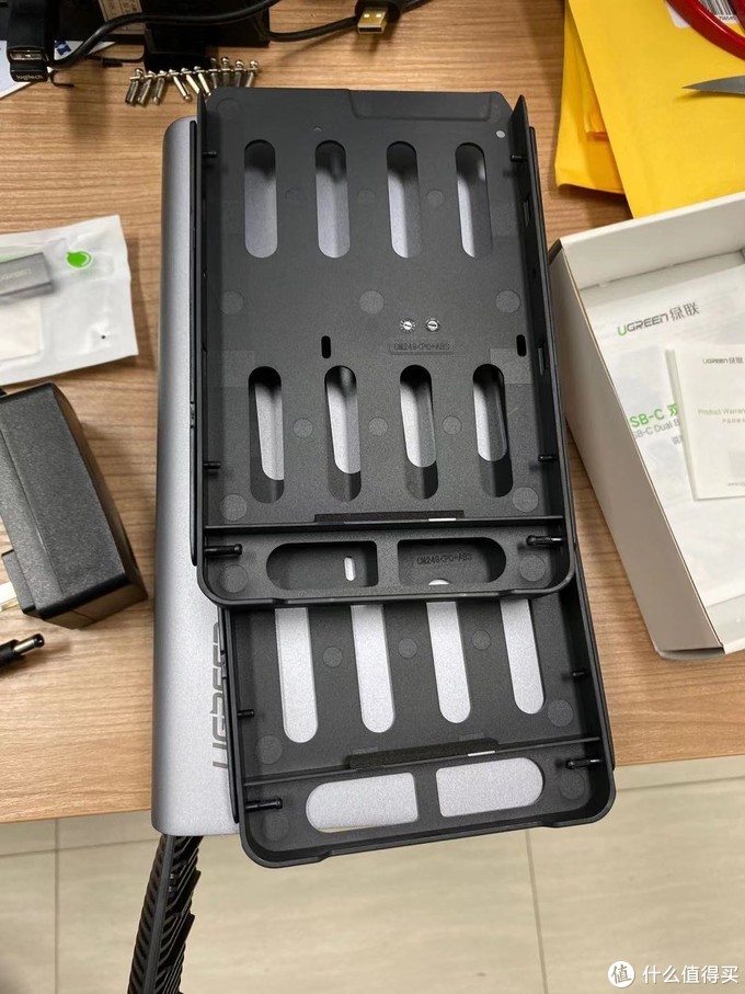 意昂2USB-C双盘位磁盘阵列盒外观展示