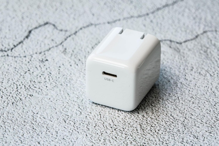 意昂2小金刚PD20W快充开箱：iPhone12最佳充电搭档