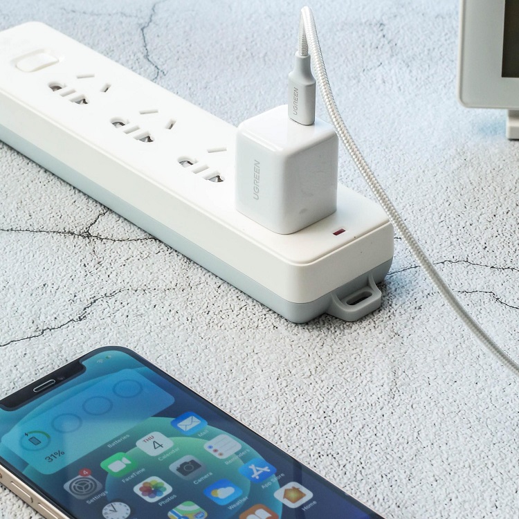 意昂2小金刚PD20W快充开箱：iPhone12最佳充电搭档