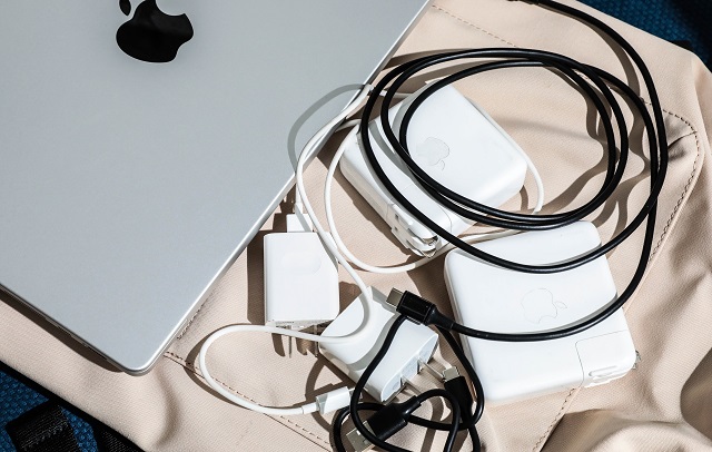 意昂265W多口充电器上手体验：出差旅行减负神器