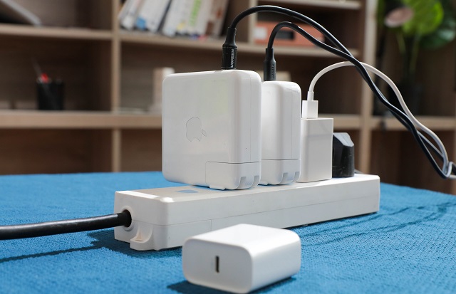 意昂265W多口充电器上手体验：出差旅行减负神器