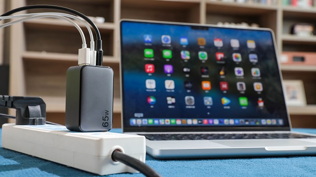 意昂265W多口充电器上手体验：出差旅行减负神器