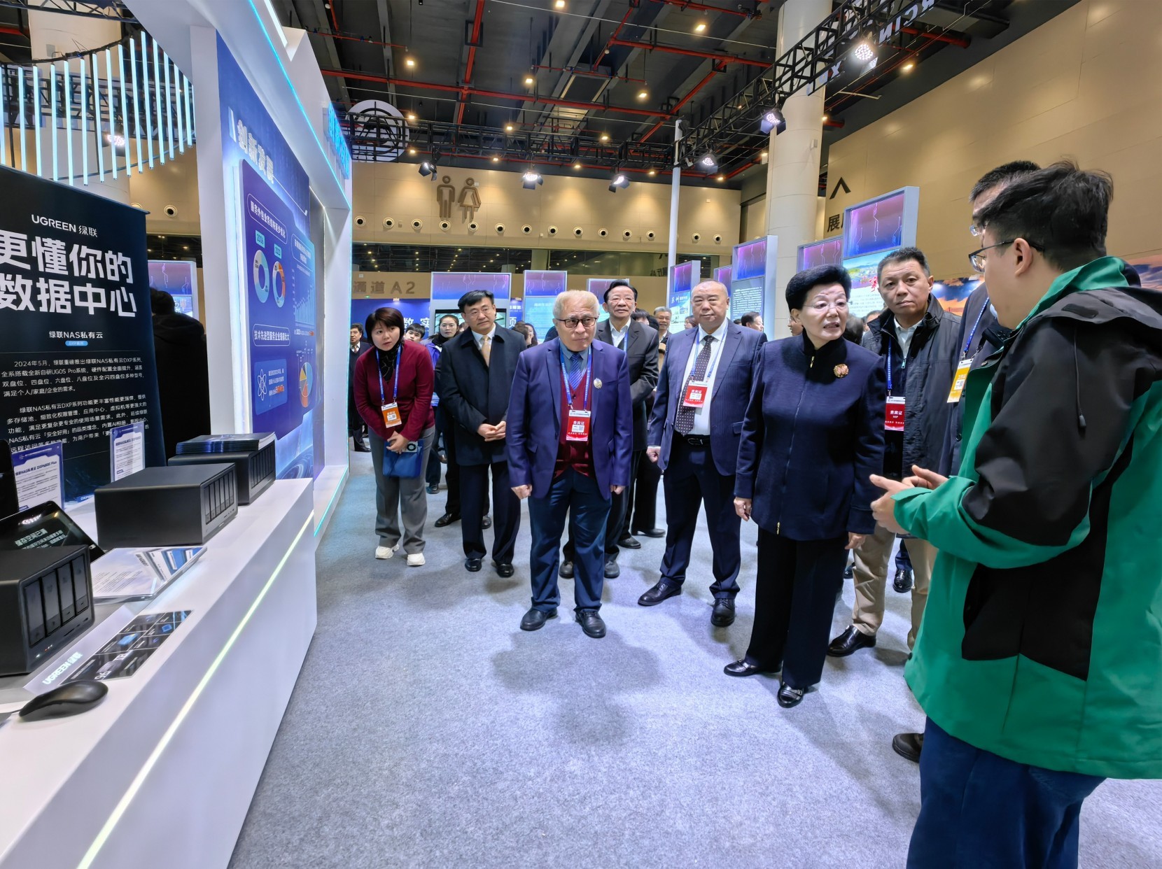 意昂2NAS私有云亮相服博会