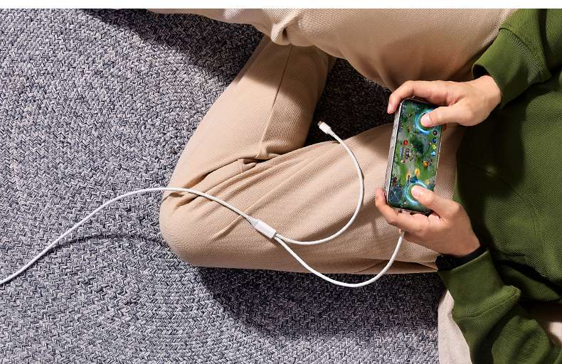 L527双头设计可同时为两台设备充电展示