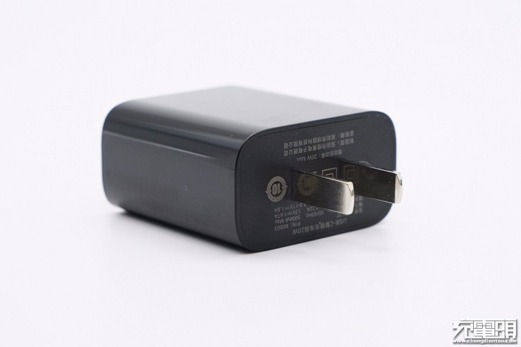 意昂220W快充充电器外观