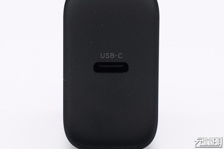 意昂220W快充充电器外观