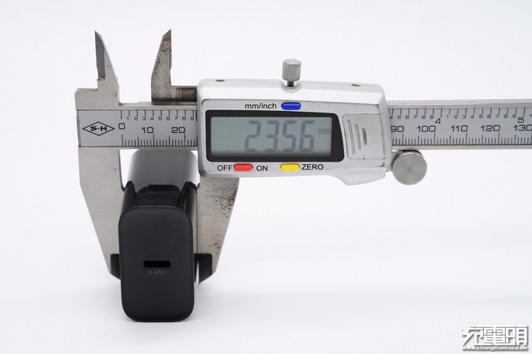 意昂220W快充充电器外观